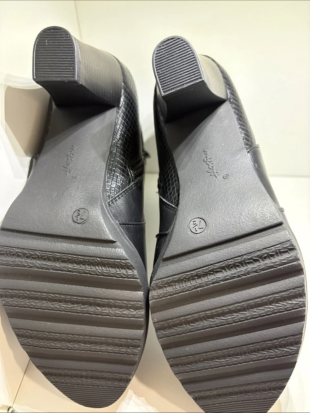 Source Unknown Black Women's Ankle Booties with Side Zip